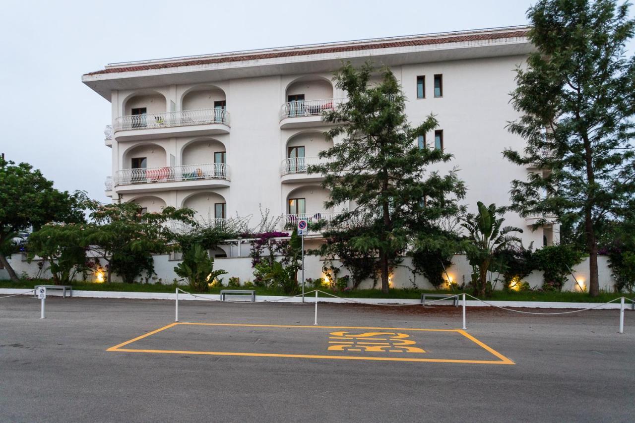 Club Azzurro Hotel & Resort Porto Cesareo Dış mekan fotoğraf